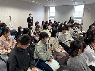 会場から質問する様子
