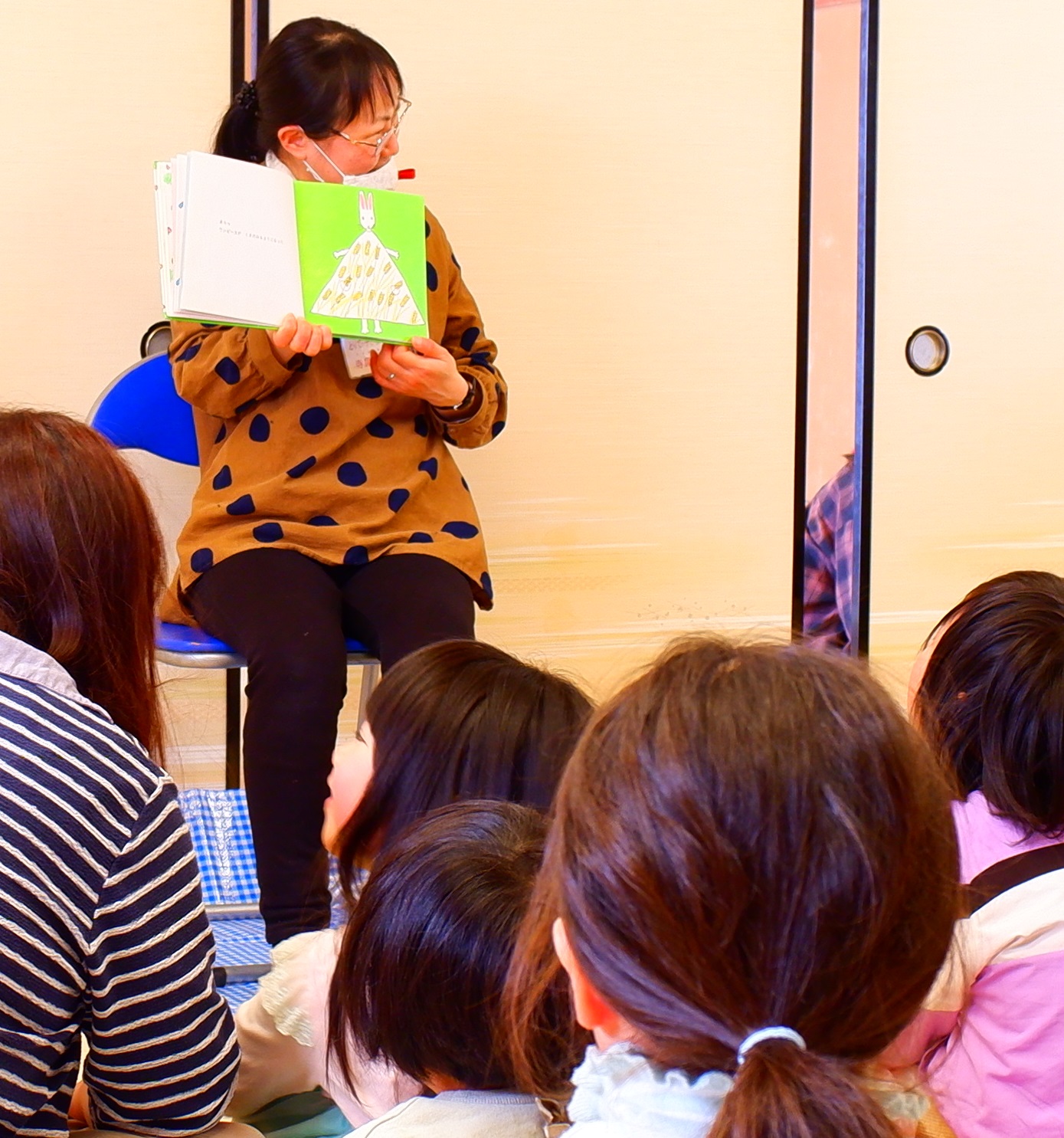 絵本『わたしのワンピース』の読み聞かせ