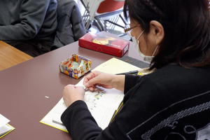 点訳シールを貼る様子