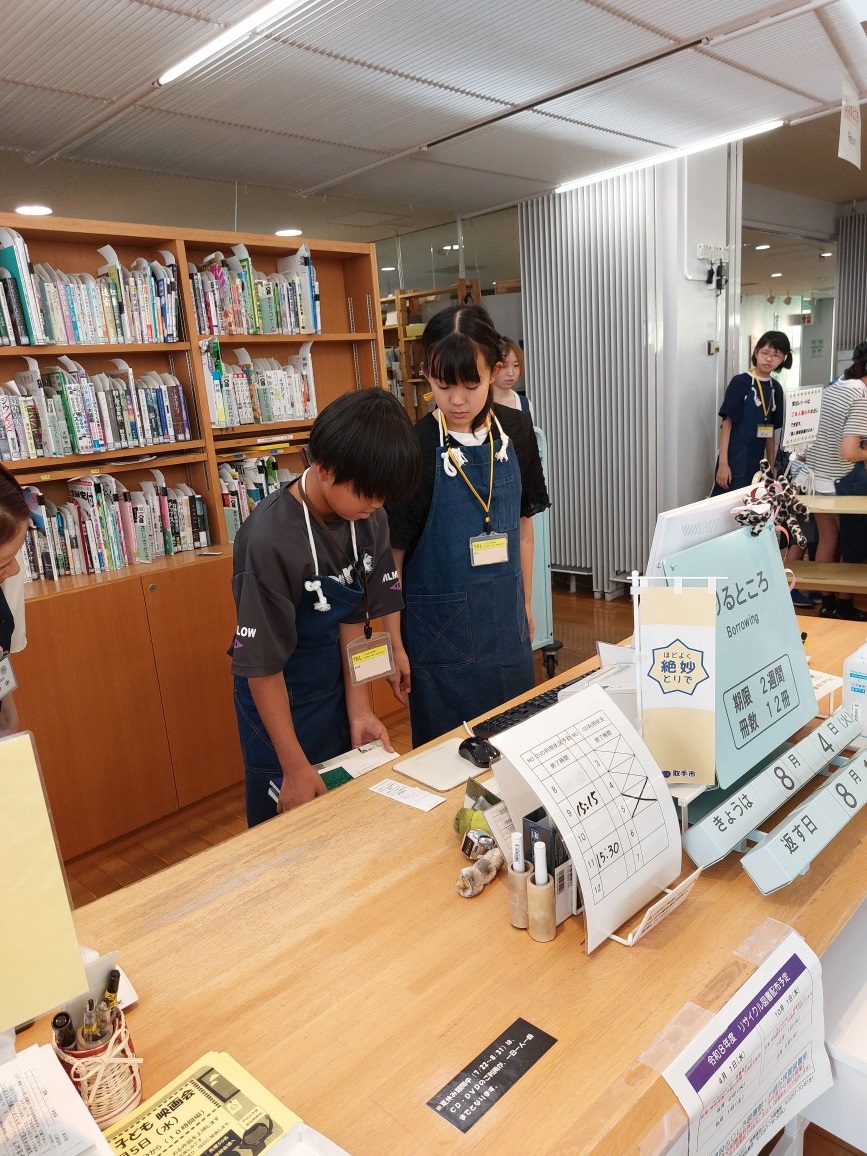 カウンター業務を体験する子ども司書