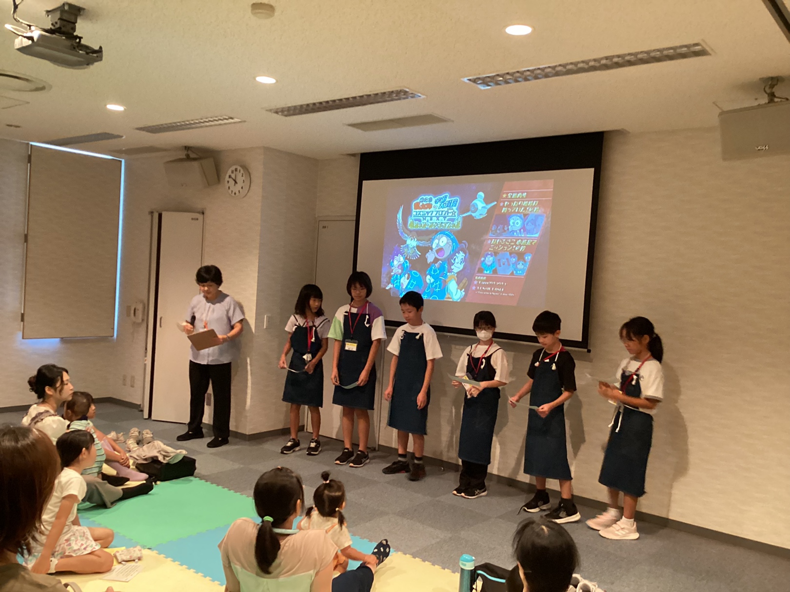 映画会であいさつをする子ども司書