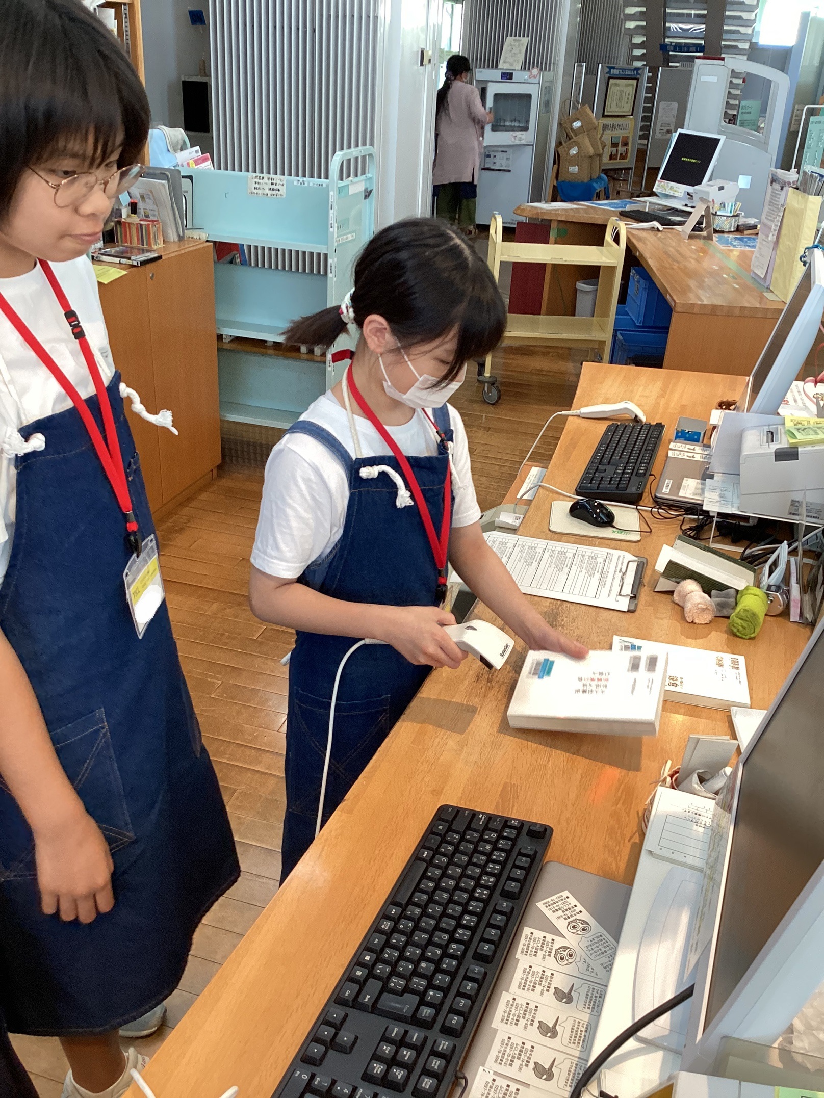 図書館でカウンター業務を体験する子ども司書