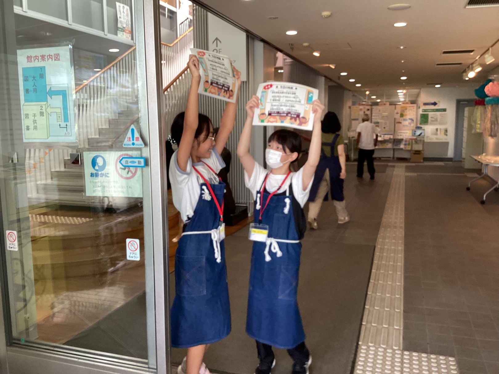 映画会の宣伝をする子ども司書