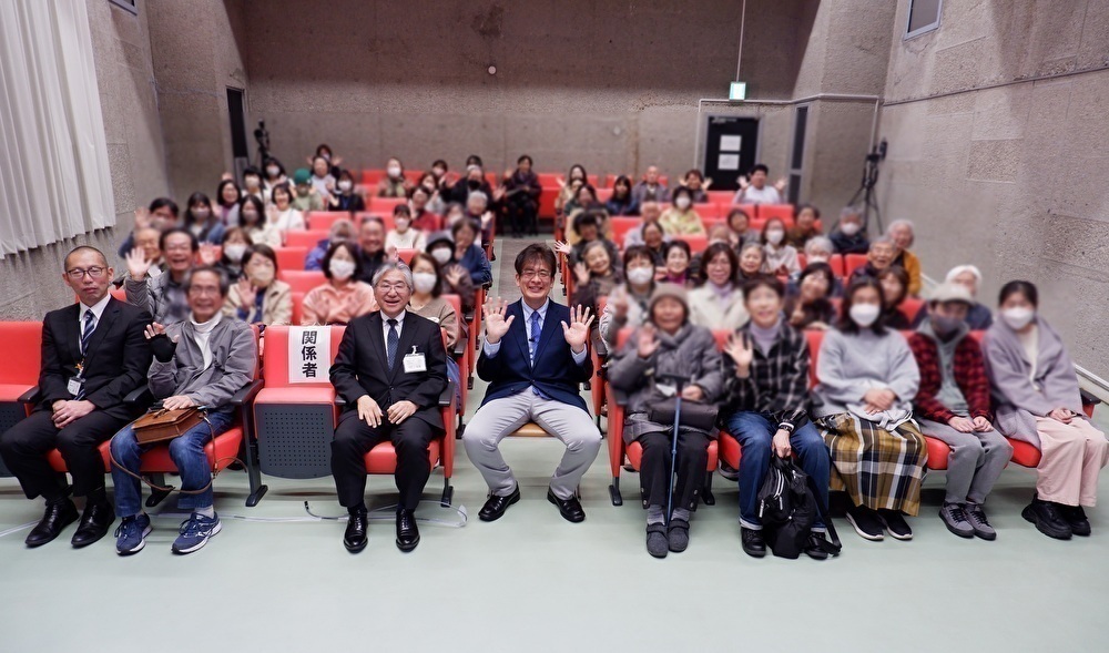 斎藤哲也さんと参加者の集合写真