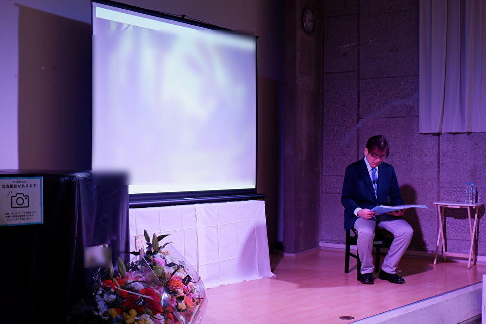 アレンジ版『ウサギとカメ』を朗読する斎藤哲也さん